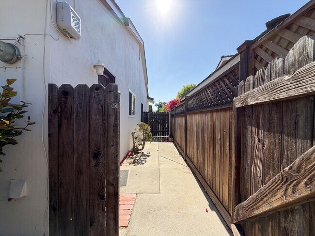 Building Photo - 962 N Calmgrove Ave