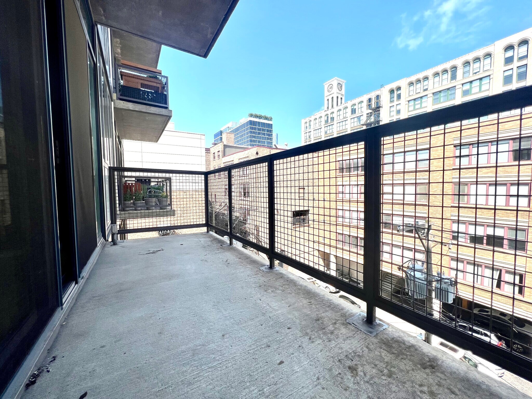 Building Photo - 321 S Sangamon St