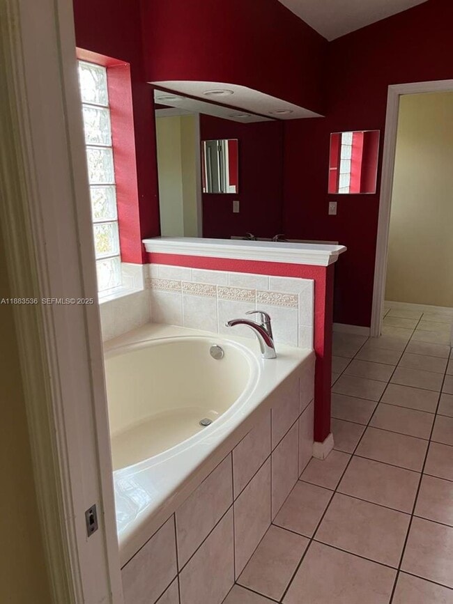 Building Photo - 6 Westbury Ln