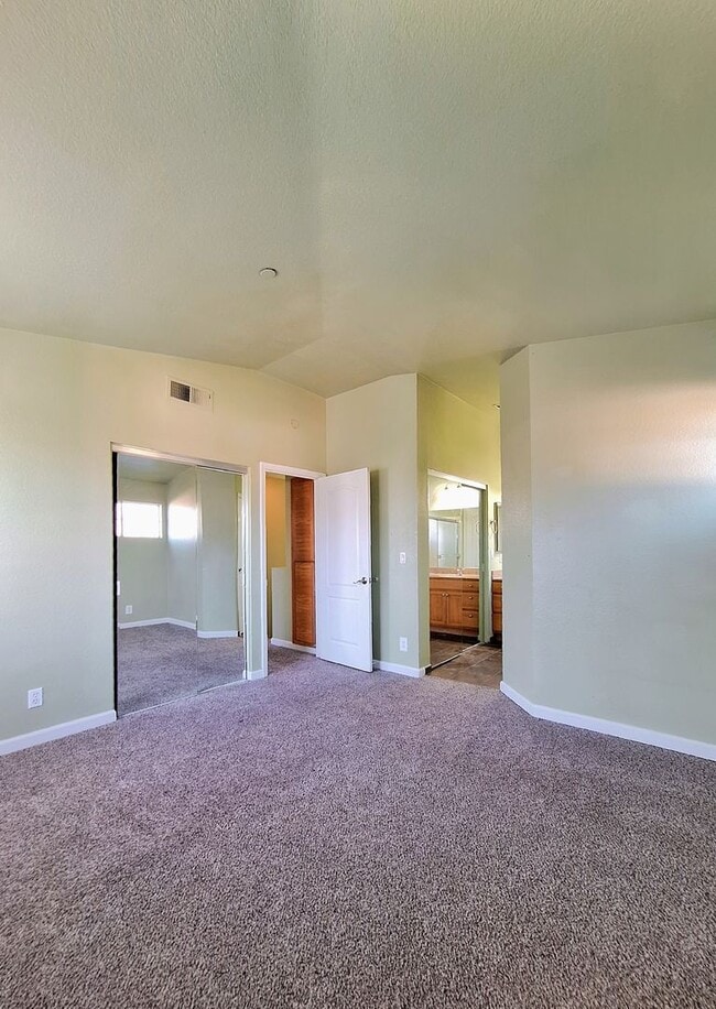 Building Photo - Beautiful 3bd Tri-level Home With Pool, Pl...