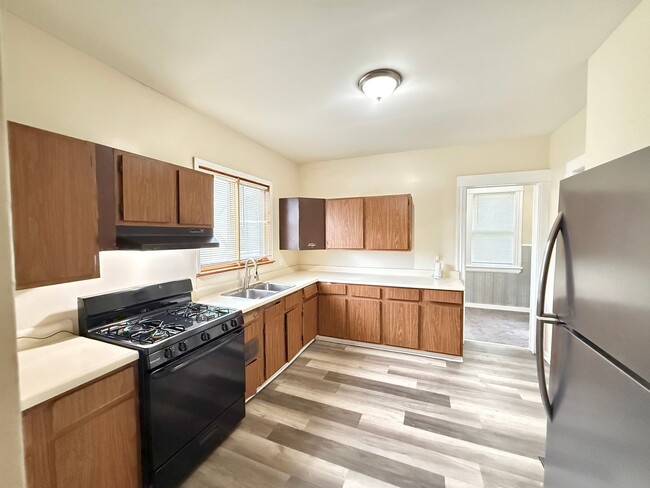 Building Photo - 4/2 Single Family Home | Hardwood Floors |...