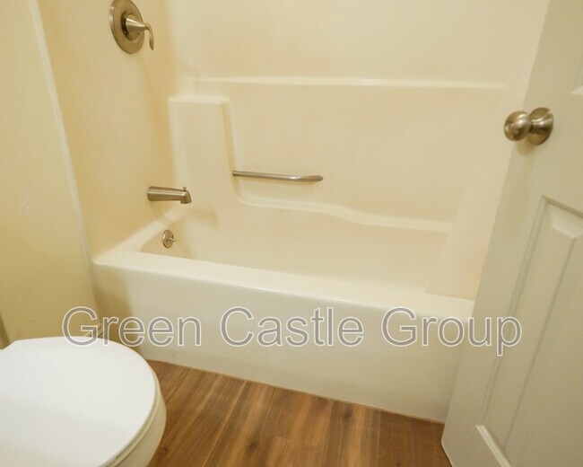 Building Photo - 260 College St