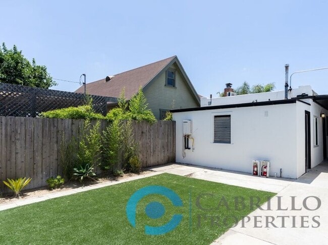 Building Photo - 4847 Mansfield St