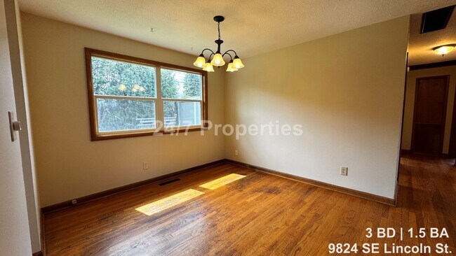 Building Photo - Vibrant 3BD | 1.5BA Home w/ Yard - SE Portland