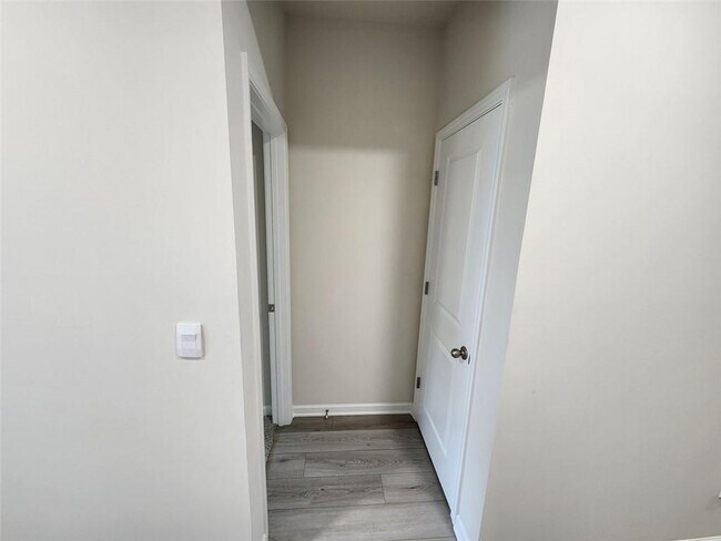 Building Photo - 235 Vly Oak Dr