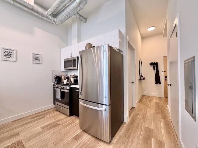 Building Photo - 375 Monmouth St