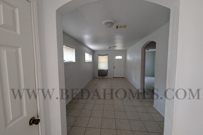 Building Photo - 2908 Wipprecht St