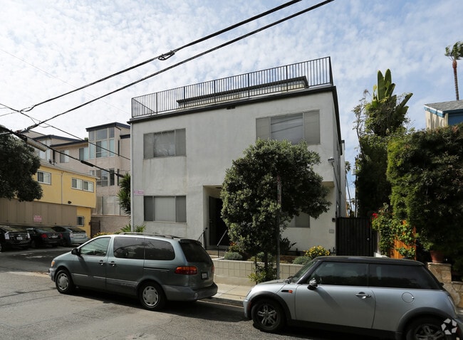 Building Photo - 117 Strand St 1 block to the beach and Mai...