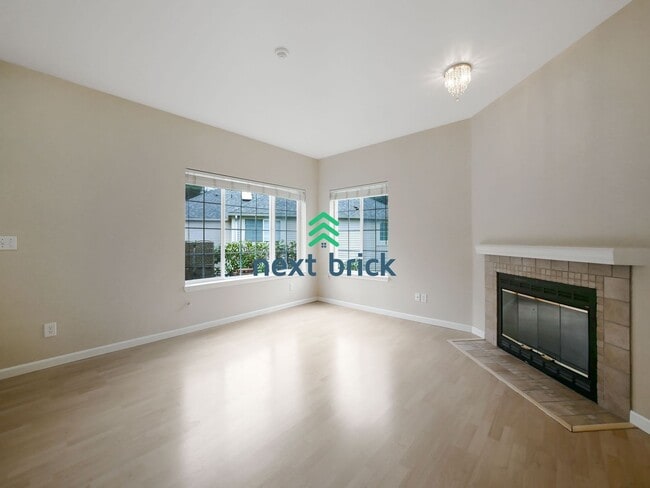 Building Photo - 2 Bed and 2.5 Bath Stunning Townhome is Available for Rent!