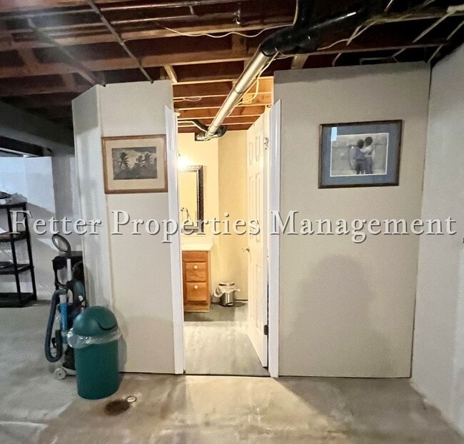 Building Photo - Riverfront Living with Mid-Century Flair