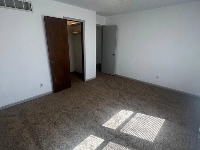 Building Photo - 431-431 Maple Grove Way