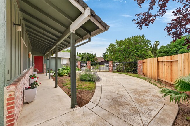 Building Photo - 420 Colusa Pl