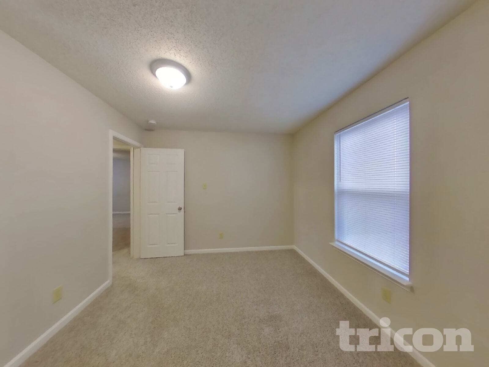 Building Photo - 2322 Edgewater Cir