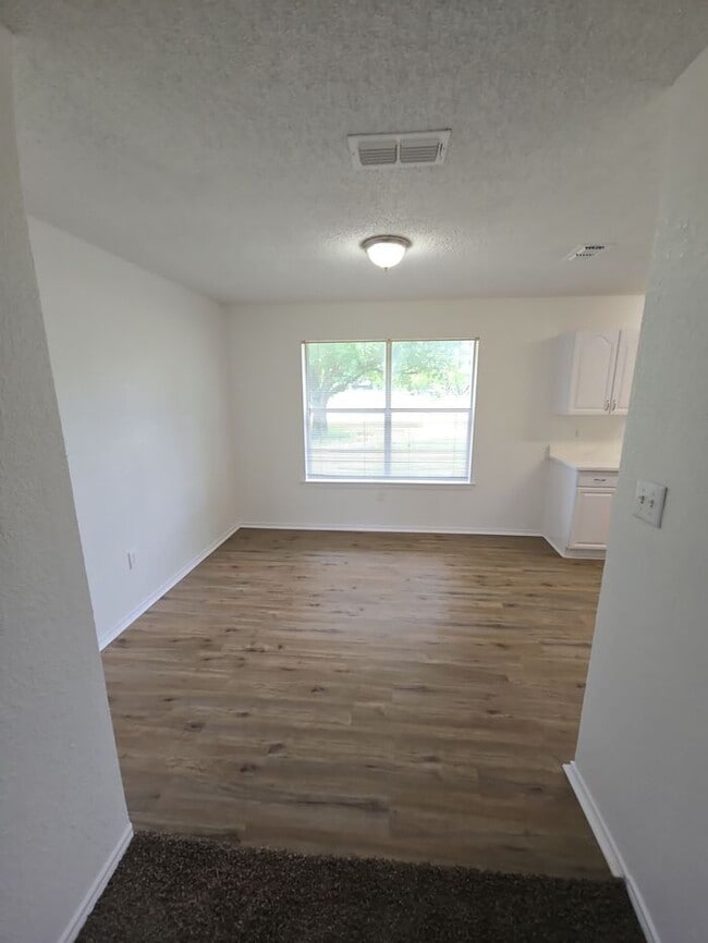 Building Photo - 9561 Lonesome Dove Dr