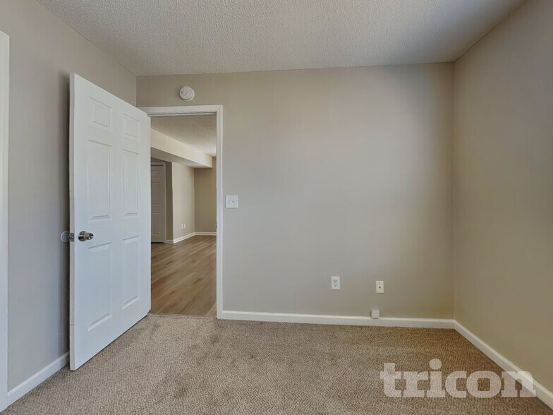 Building Photo - 3715 Longview Dr