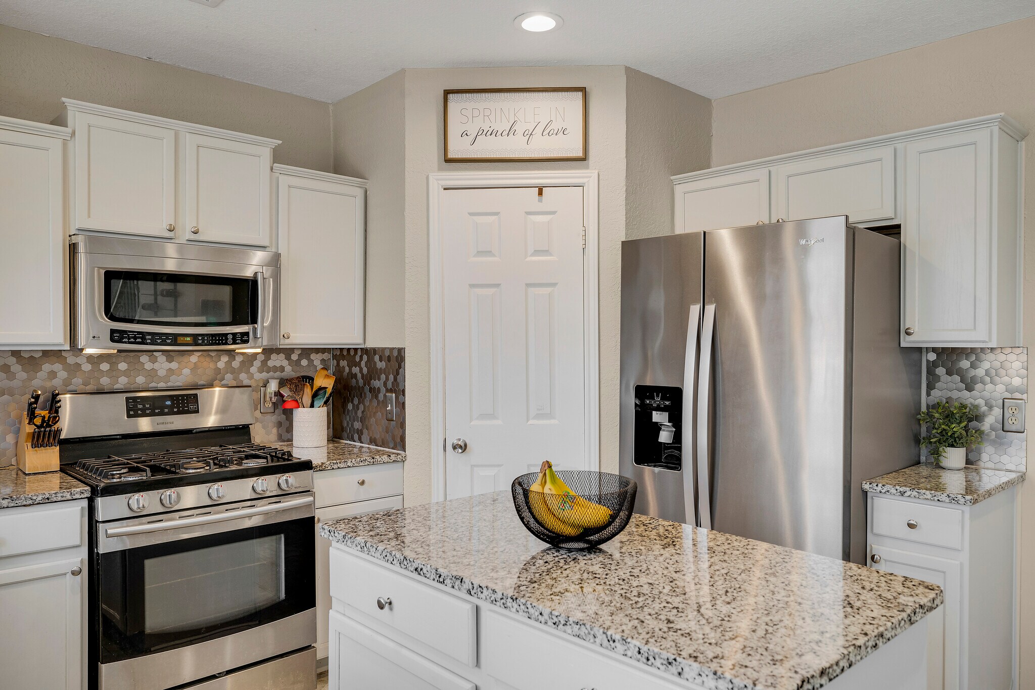 Building Photo - 10331 Mustang Rdg