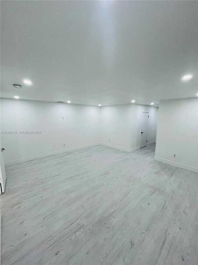 Building Photo - 1707 S Curlew Ln