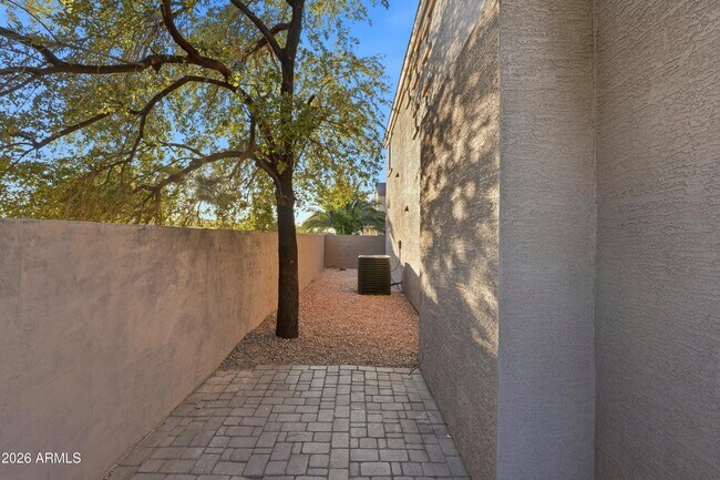 Building Photo - 7527 S 13th Pl