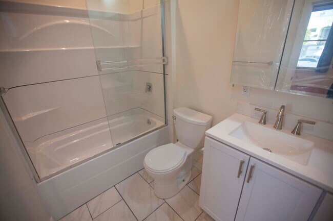 Building Photo - Charming Oceanveiw Renovated Single-Family...