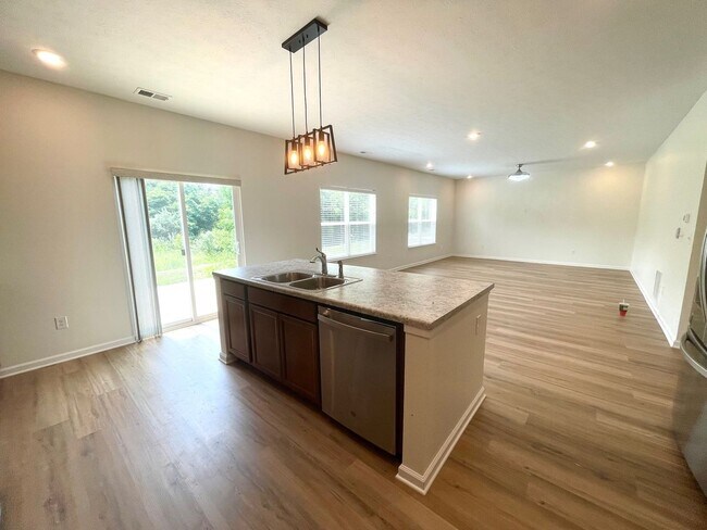 Building Photo - Newer Construction Home!