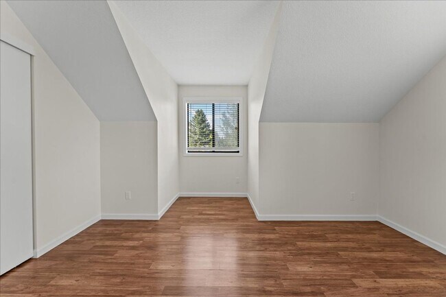 Building Photo - Beautifully Renovated 4-Bedroom, 2-Bath Ho...