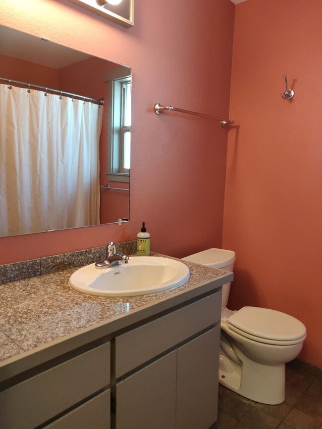 Building Photo - NW Bend 3x2 single-story hidden gem with huge fenced yard!