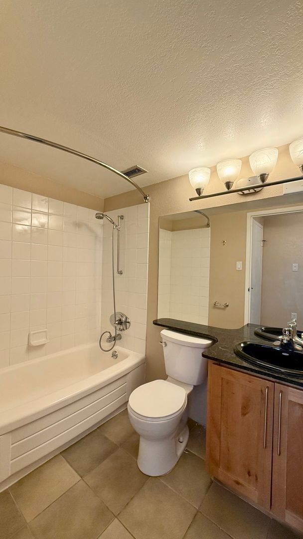 Building Photo - Beautiful Apartment on E Kiowa- all utilities included!!