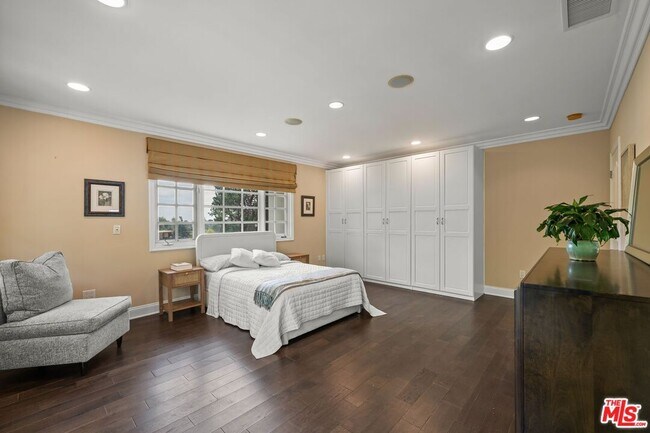 Building Photo - 9023 Alto Cedro Dr