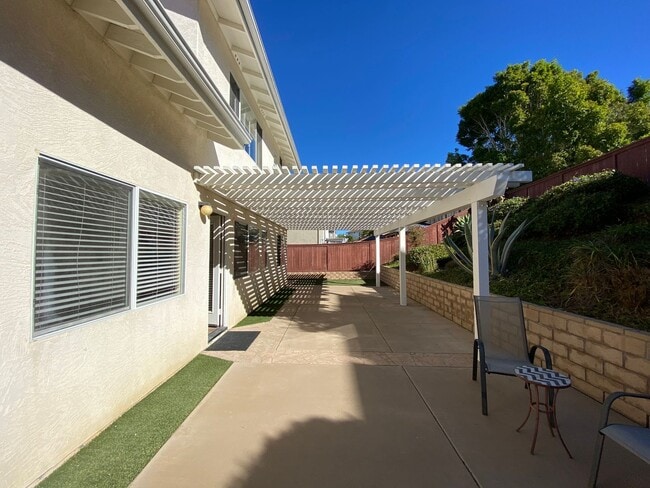 Building Photo - Beautiful Spacious 3BR/2.5BA Located in the Ivey Glenn Community!!