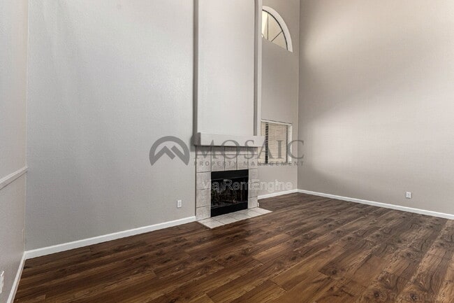 Building Photo - 2024 N Sunset Dr