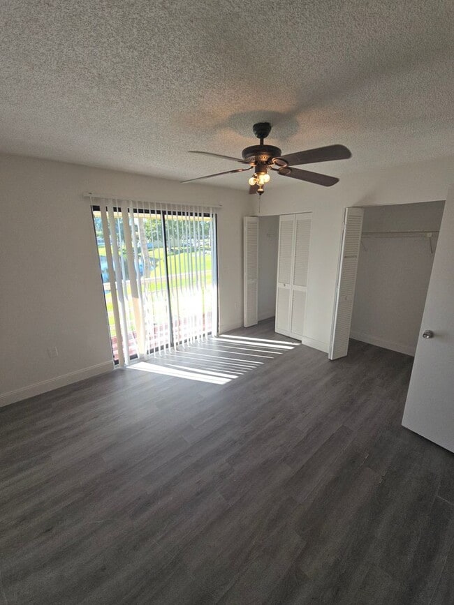 Building Photo - 2-Bedroom, 2-Bathroom Condo in Land O' Lakes