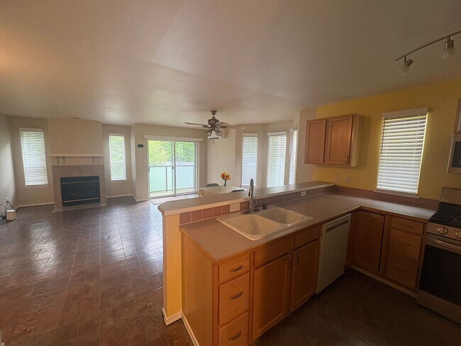 Building Photo - 12549 Roosevelt Way NE