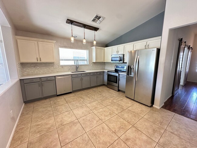 Building Photo - Beautiful 3 Bedroom home located in San Ta...