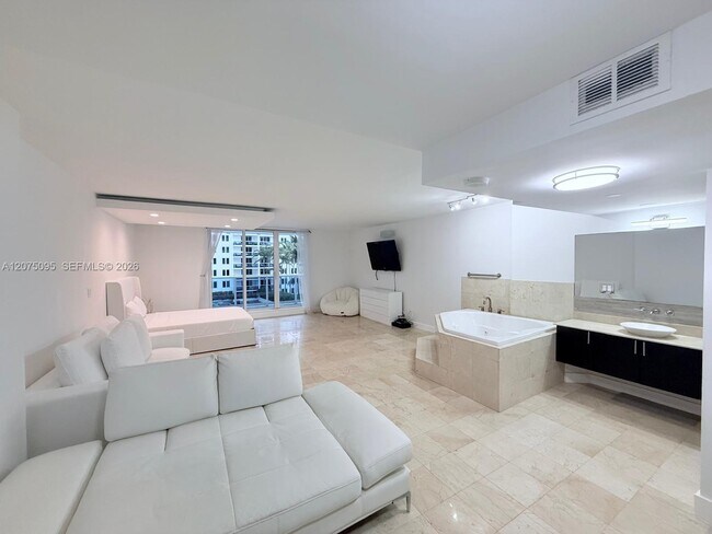 Building Photo - 2301 Collins Ave