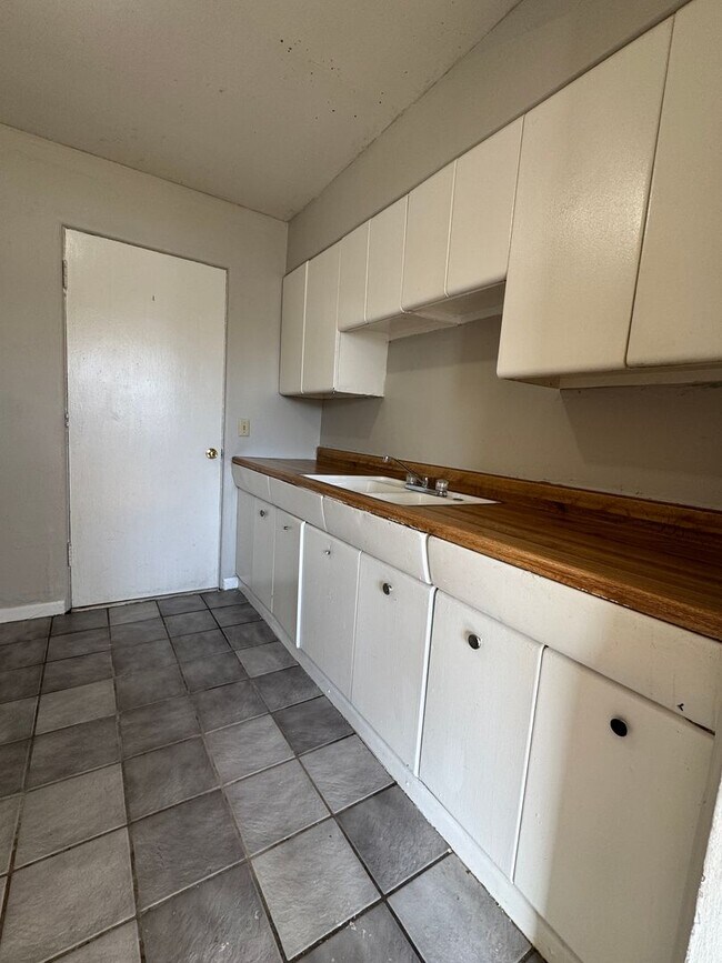 Building Photo - 15 NW 25th St