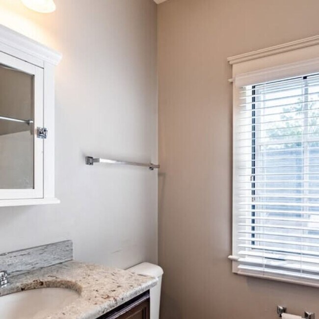 Building Photo - 1909 Convent Pl