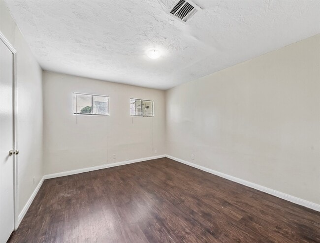 Building Photo - 1413 3rd Ave N