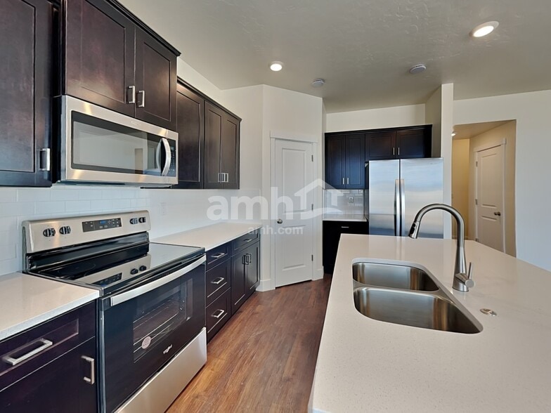 Building Photo - 6750 W Spriggel St