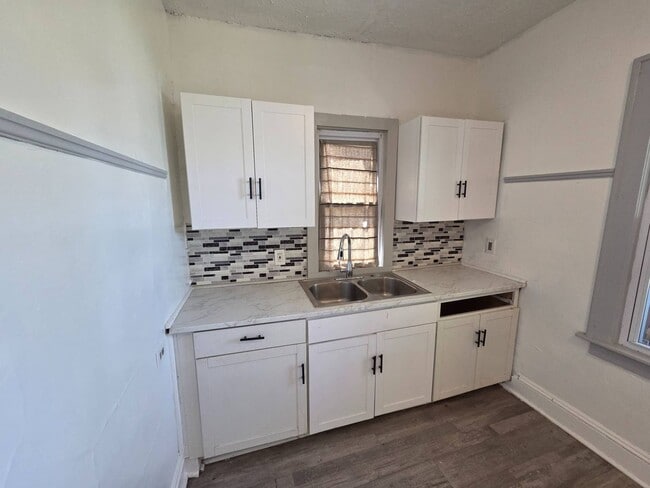 Building Photo - 4008 Ardmore Ave