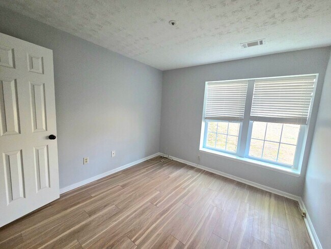 Building Photo - Beautiful 2 BR/2 BA Condo in Ellicott City!