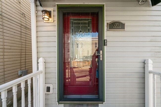 Building Photo - Charming 3 Bedroom/4 Bathroom Detached Home Located In The South Side Flats.  Available Immediately.