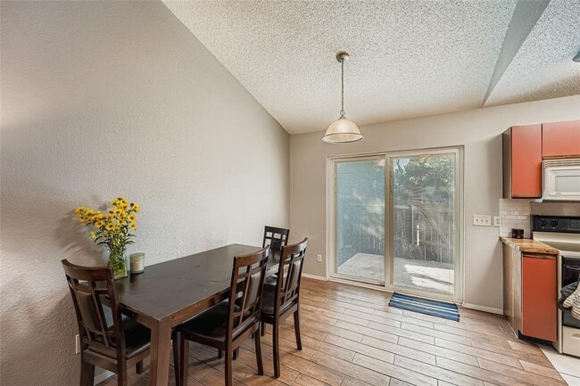Building Photo - 1015 E Yager Ln