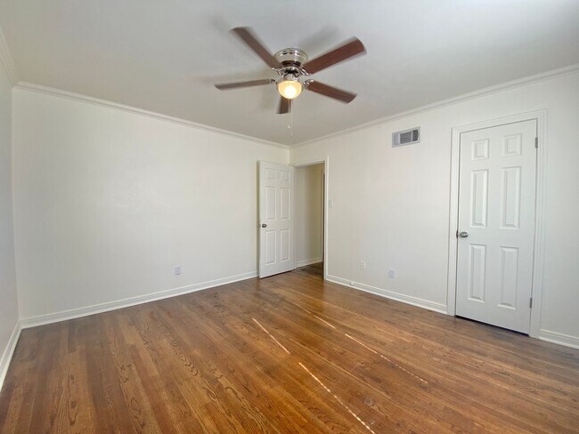 Building Photo - NOW PRE-LEASING FOR JULY: 4 bed 2 bath 2car garage in Tech Terrace
