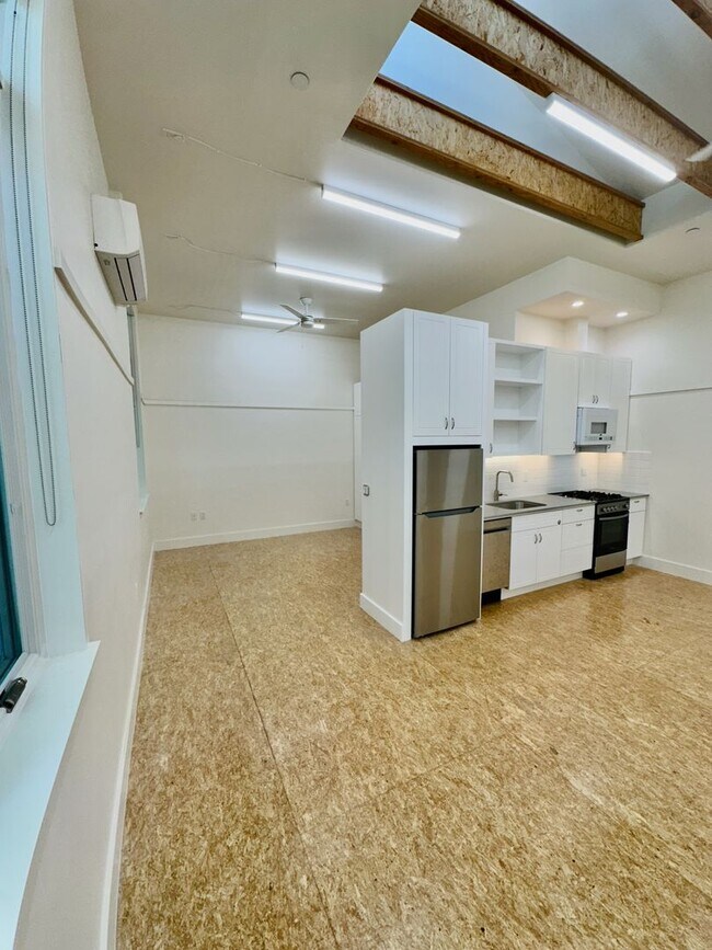 Building Photo - Bright Live-Work Studio with Tall Ceilings...