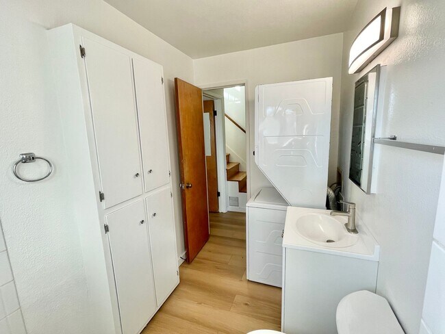 Building Photo - Bernal Heights 2Br House with Skylights, V...
