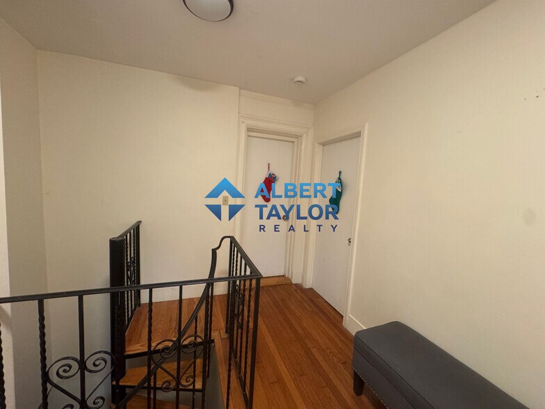 Building Photo - 440 Park Dr