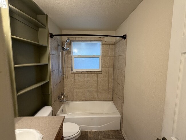 Building Photo - 1221 SW I St