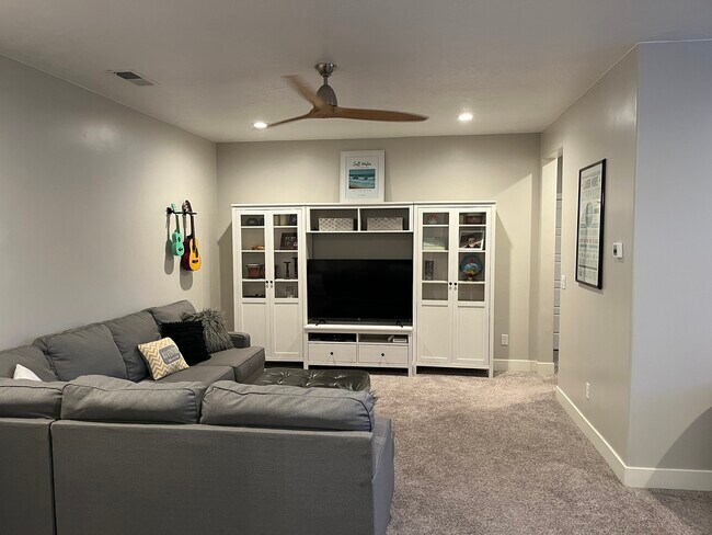 Building Photo - 2721 Hazel Dr