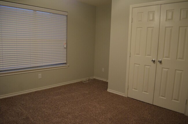 Building Photo - Available August 2026! 4 Bed/4 Bath Less t...