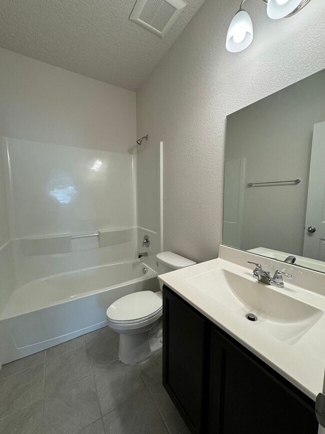 Building Photo - Energy Efficient Home 3 bed home. Move In Special!